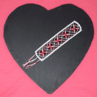 geklöppeltes Lesezeichen Blüte weiß-rot