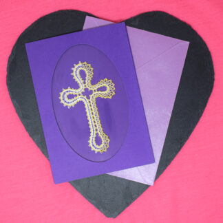 Passeportoutkarte lila mit Kreuz